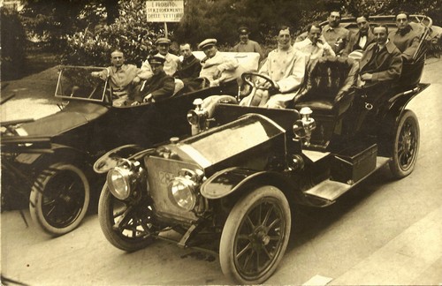 Il padre di Moruzzi, Giovanni, con la sua auto durante un raduno automobilistico a Salsomaggiore Terme