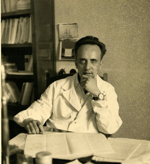 Giuseppe Moruzzi nel suo studio, 1949
