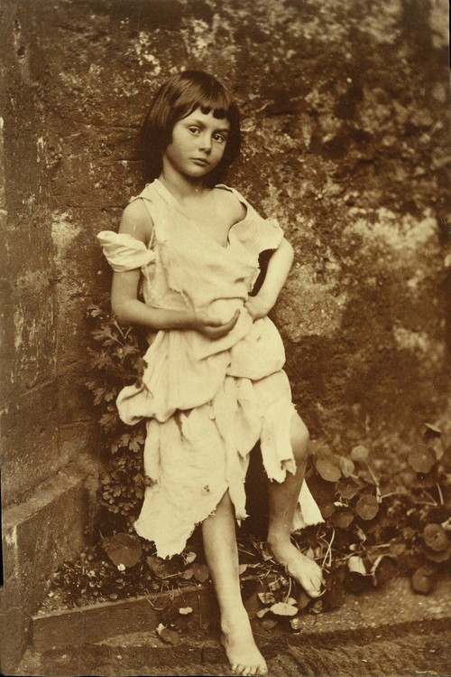 6/ - L. Carroll, Alice Pleasance Liddell come piccola mendicante, Princeton University, Foto Scala, Firenze.