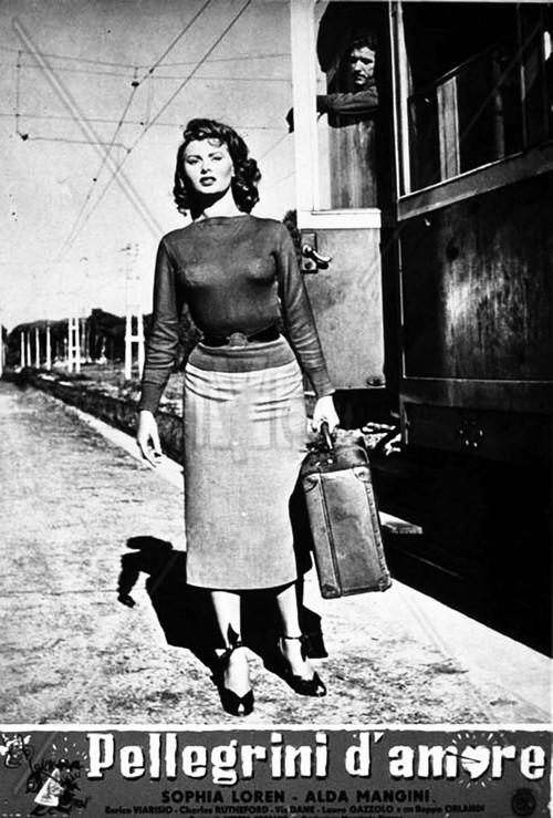 2/ - Locandina del film <i>Pellegrini d'amore</i>. Sophia Loren scende dal trammino alla stazione di Tirrenia