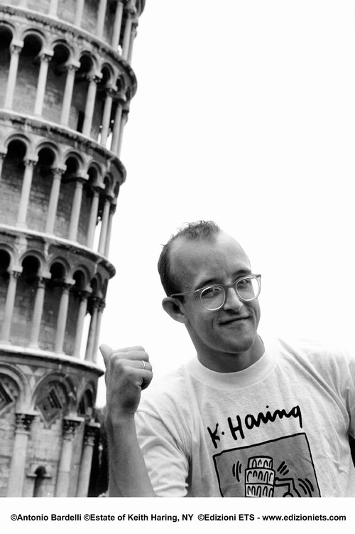 2/ - Keith Haring visita la Torre di Pisa