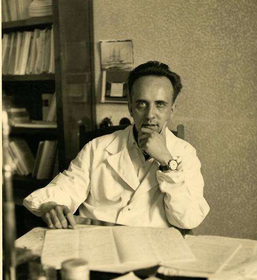 3/ - Giuseppe Moruzzi nel suo studio, 1949