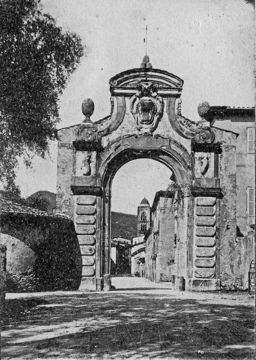 2/ - La porta Fiorentina, come appare su una cartolina stampata nel 1901.