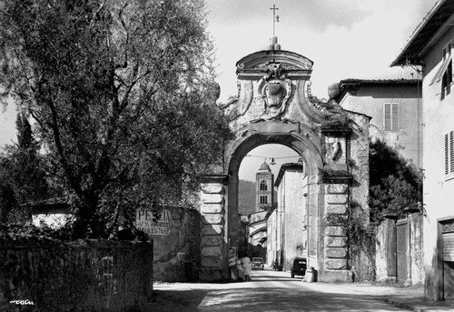 4/ - La porta Fiorentina ritratta per figurare su una cartolina del 1951.