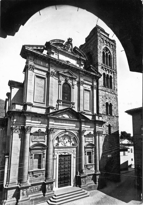 5/ - La facciata del duomo, ritratta dalla chiesa della Maddalena, in una cartolina fotografica stampata nei primi