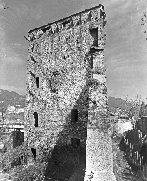 6/ - Torre e mura difensive riescono ancora a discriminare, a tratti, campagna e citt�. L�immagine � stata ripresa