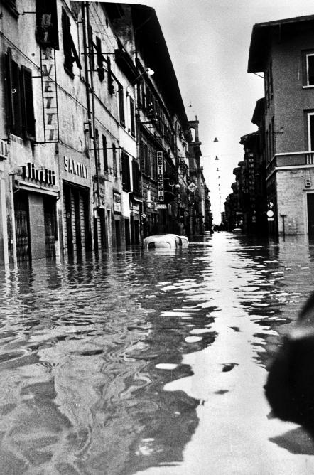 10/ - Il giorno del diluvio. 4 novembre 1966 <br />L'alluvione a Pisa e in provincia. Seconda edizione aggiornata agli eventi del  2014
