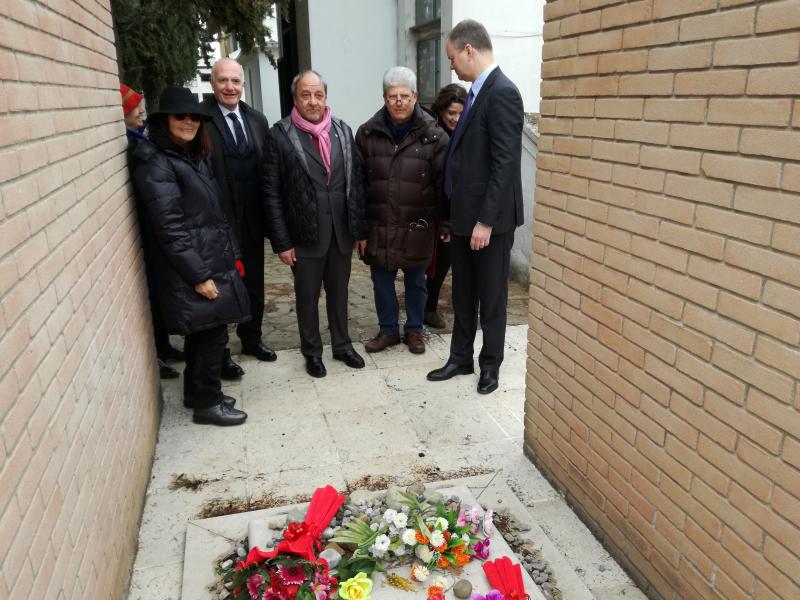 5/ - Il direttore degli Uffizi Eike Schmidt davanti alla tomba di Carlo Levi ad Aliano (Matera). Accanto a lui  Nic