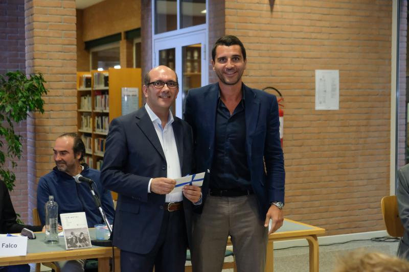 Maurizio Gazzarri riceve il premio della Giuria dei Lettori del premio letterario Biella